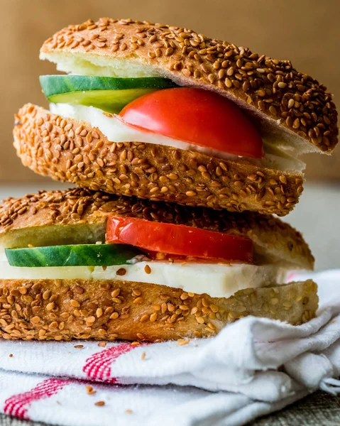 Sándwich de Bagel Simit Turco con queso, tomate y pepino — Foto de Stock