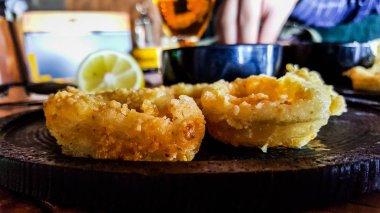 Kızarmış kalamar restaurant ta limonlu