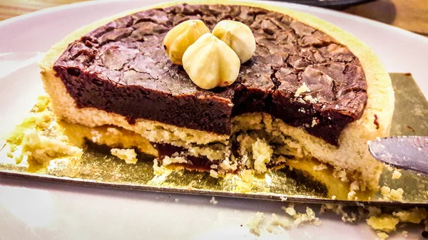 Schokoladenkuchen mit Haselnüssen. — Stockfoto