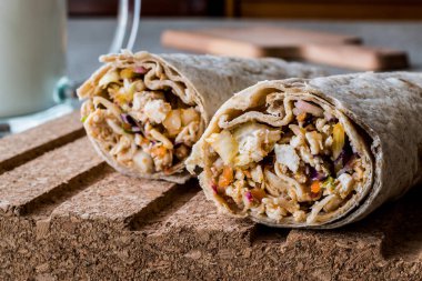 Ayran veya ayran tavuk shawarma durum kebabı / Tantuni