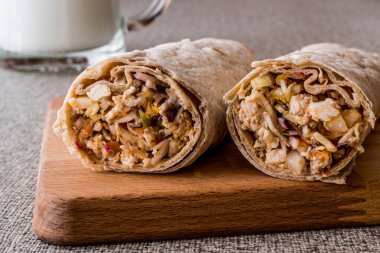 Ayran veya ayran tavuk shawarma durum kebabı / Tantuni