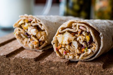 Ayran veya ayran tavuk shawarma durum kebabı / Tantuni