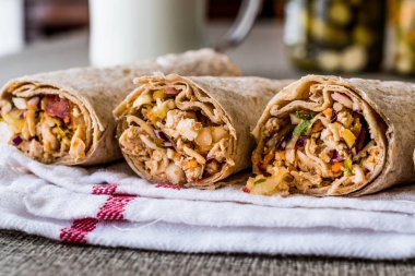 Ayran veya ayran tavuk shawarma durum kebabı / Tantuni