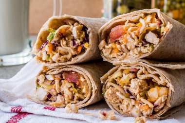 Ayran veya ayran tavuk shawarma durum kebabı / Tantuni