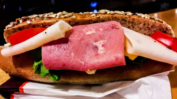 Sandwich au jambon au pain de son à grains entiers avec tomates et légumes verts . — Photo