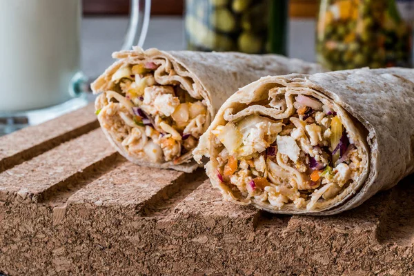 Kuřecí shawarma pšenici kebab s ajran nebo podmáslí / Tantuni — Stock fotografie