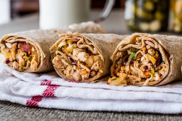 Kuřecí shawarma pšenici kebab s ajran nebo podmáslí / Tantuni — Stock fotografie