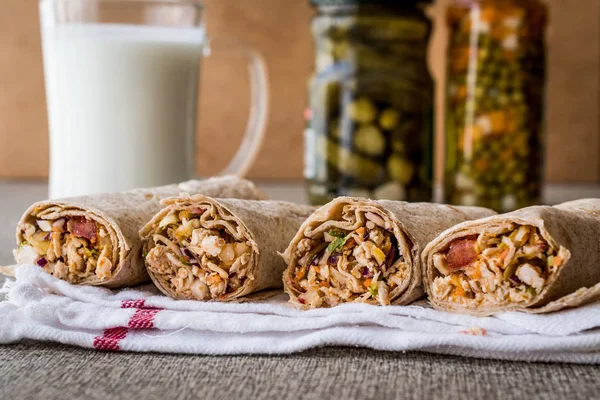 Ayam shawarma durum kebab dengan ayran atau buttermilk / Tantuni — Stok Foto