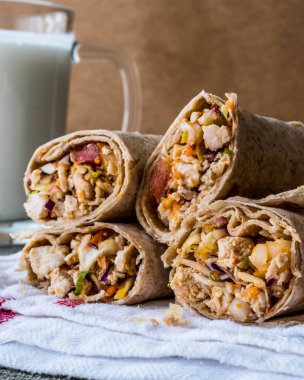 Ayran veya ayran tavuk shawarma durum kebabı / Tantuni