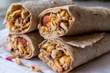 Ayran veya ayran tavuk shawarma durum kebabı / Tantuni
