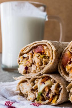 Ayran veya ayran tavuk shawarma durum kebabı / Tantun