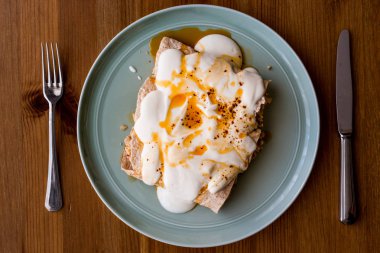 Tavuk shawarma kebap yoğurt ve kızarmış tereyağı sosu ile / Tantuni