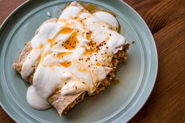 Tavuk shawarma kebap yoğurt ve kızarmış tereyağı sosu ile / Tantuni