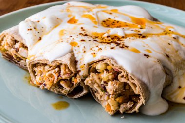 Tavuk shawarma kebap yoğurt ve kızarmış tereyağı sosu ile / Tantuni