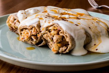 Tavuk shawarma kebap yoğurt ve kızarmış tereyağı sosu ile / Tantuni