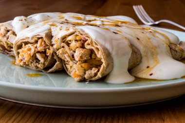 Tavuk shawarma kebap yoğurt ve kızarmış tereyağı sosu ile / Tantuni