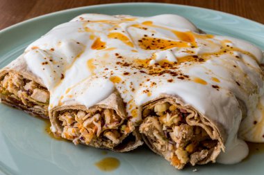 Tavuk shawarma kebap yoğurt ve kızarmış tereyağı sosu ile / Tantuni