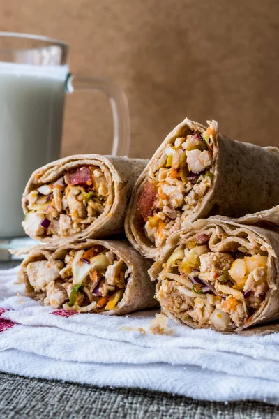 Kuřecí shawarma pšenici kebab s ajran nebo podmáslí / Tantuni — Stock fotografie