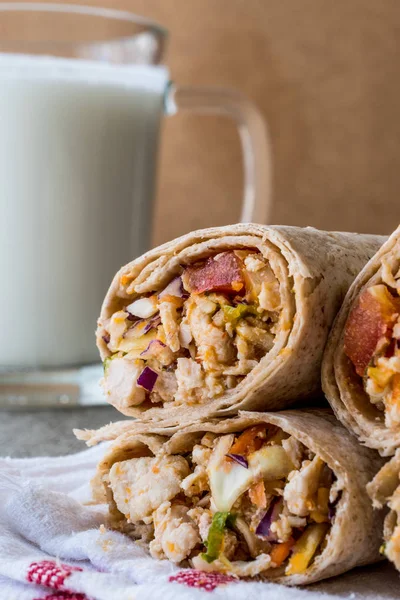 Ayam shawarma durum kebab dengan ayran atau buttermilk / Tantuni — Stok Foto