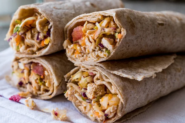 Ayran veya ayran tavuk shawarma durum kebabı / Tantuni