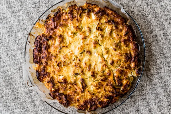 Torta de legumes com alho-poró e queijo / Pirasali Borek — Fotografia de Stock