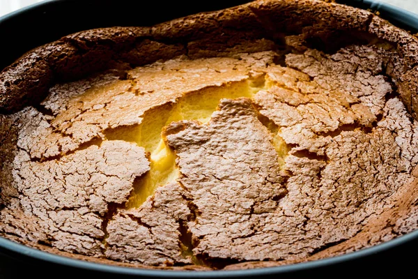 Hausgemachter New Yorker Käsekuchen in Kuchenform. — Stockfoto