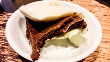 Vanilyalı ve çikolatalı dondurma beyaz plaka.