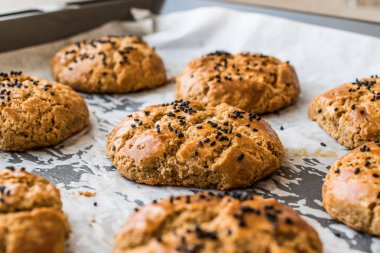 Kimyon tohumları içinde bir tepsi ile ev yapımı Türk kuru fasulye pasta