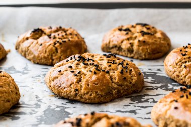 Kimyon tohumları içinde bir tepsi ile ev yapımı Türk kuru fasulye pasta