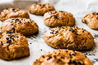 Kimyon tohumları içinde bir tepsi ile ev yapımı Türk kuru fasulye pasta