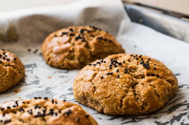 Kimyon tohumları içinde bir tepsi ile ev yapımı Türk kuru fasulye pasta