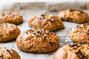 Kimyon tohumları içinde bir tepsi ile ev yapımı Türk kuru fasulye pasta