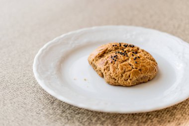 Kimyon tohumu ile ev yapımı Türk kuru fasulye pasta.