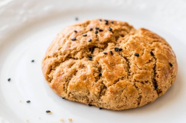 Kimyon tohumu ile ev yapımı Türk kuru fasulye pasta.