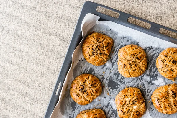 Pasticceria Pogaca turca fatta in casa con semi di cumino in un vassoio. copia spazio — Foto Stock