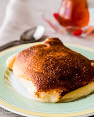 Türk tatlı Kazandibi / süt çay pudingle pişmiş