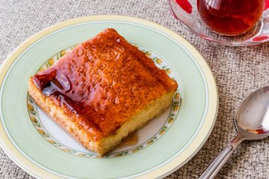 Balkan tatlı pasta Trilece çay ve karamel sos ile.