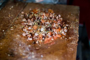 Türk sokak gıda Kokorec koyun bağırsak, domates ve baharat ile yapılan