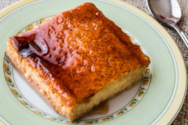 Trilece gâteau balkanique avec sauce au caramel et fait avec trois lait — Photo