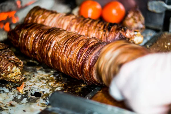 Turco Street Food Kokorec feito com intestino de ovelha cozido em forno a lenha — Fotografia de Stock