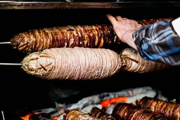 Turco Street Food Kokorec feito com intestino de ovelha cozido em forno a lenha — Fotografia de Stock