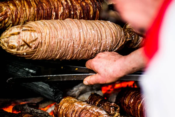 Turco Street Food Kokorec feito com intestino de ovelha cozido em forno a lenha — Fotografia de Stock