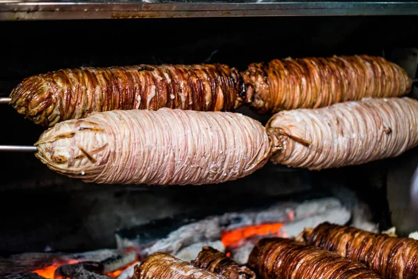 Turco Street Food Kokorec feito com intestino de ovelha cozido em forno a lenha — Fotografia de Stock