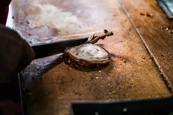 양 내장으로 나무를 때서 구워서 만든 터어 키가 (街) 식품 코코 레츠 — 스톡 사진