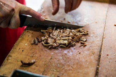 Türk sokak yemekleri Kokorec ahşap fırında pişirilmiş koyun bağırsağından yapılır.