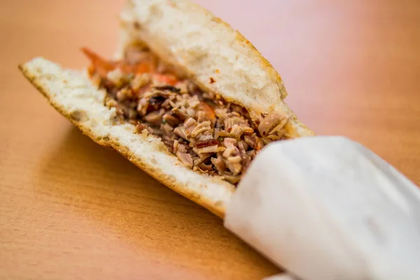Turco Street Food Kokorec Sandwich hecho con intestino de oveja . —  Fotos de Stock