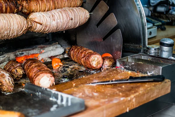 Turecká ulice Jídlo Kokorec z ovčího střeva vařené v peci na dřevo — Stock fotografie