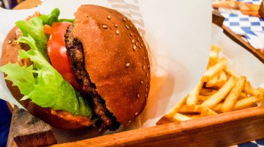 Patates kızartmalı hamburger.