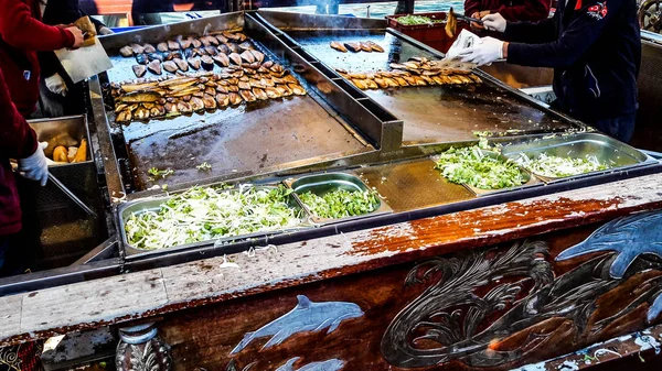 Турецкая уличная еда балик экмек / рыба и хлеб . — стоковое фото