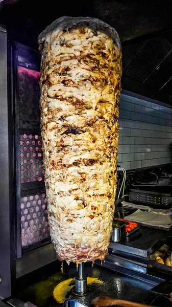 Turecké grilované kuřecí spirálky na jehle Döner Kebab — Stock fotografie